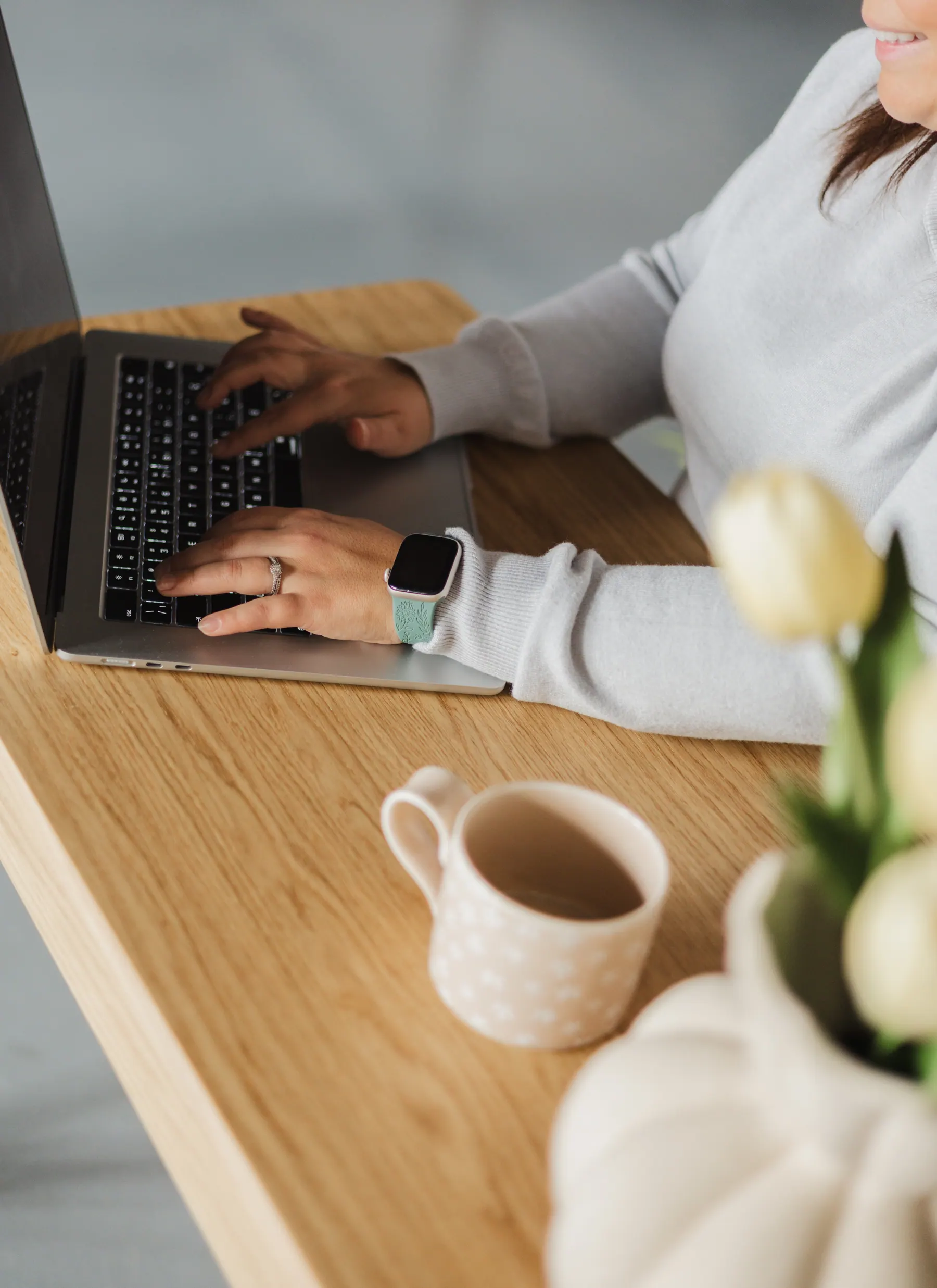 Personne qui prépare une rencontre de consultation en ligne