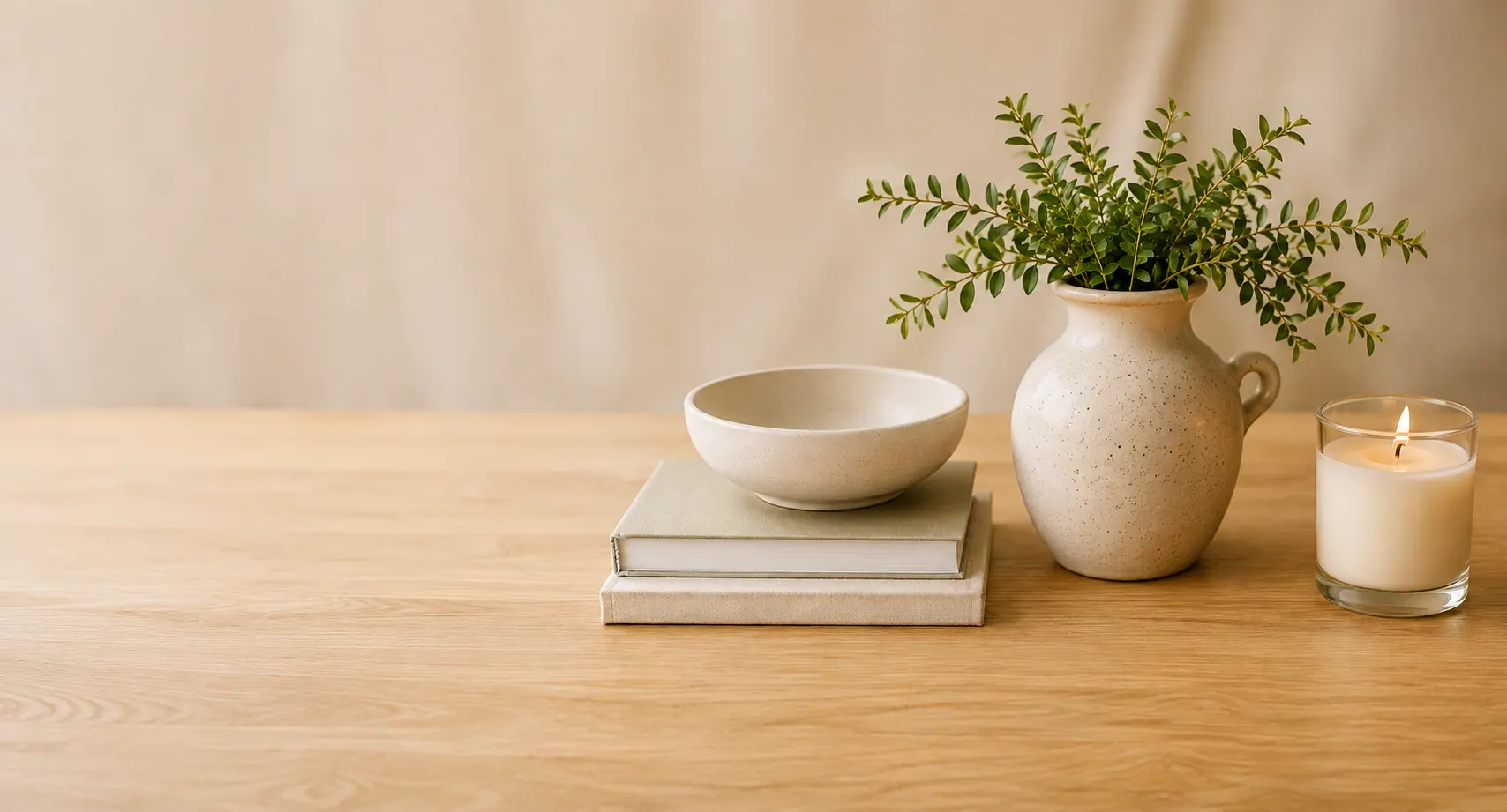 Vase, bol et chandelle sur une table